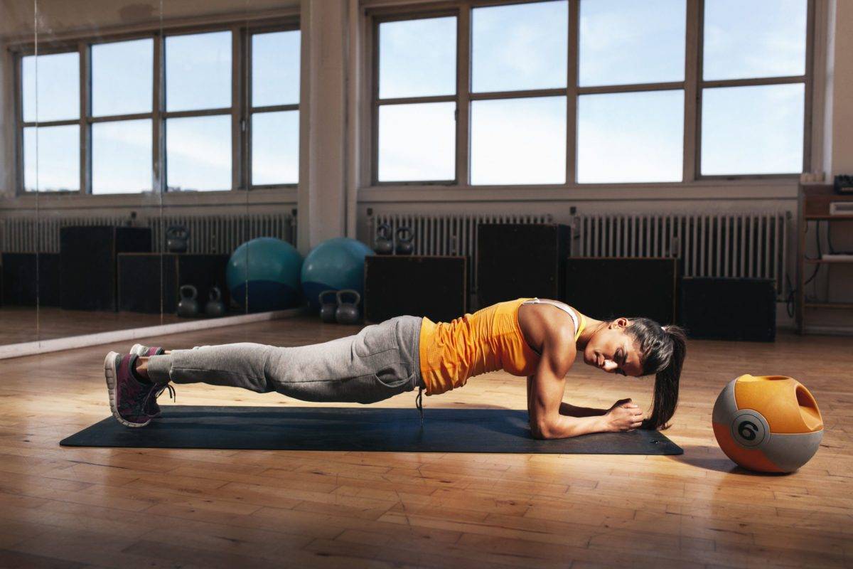 Woman doing core exercise in the gym